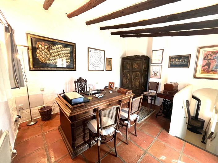 Image No.24-10 Bed Property for sale