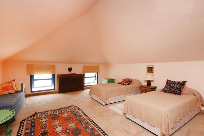 Image No.12-9 Bed Property for sale