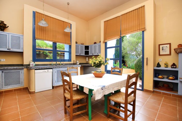 Image No.22-9 Bed Property for sale