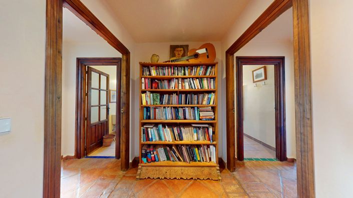 Image No.28-9 Bed Property for sale