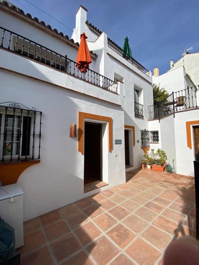 Image No.1-6 Bed Property for sale