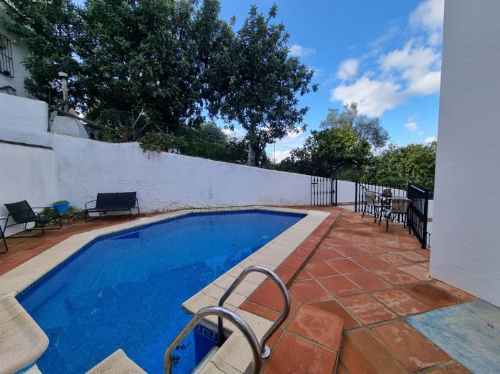 Image No.15-6 Bed Property for sale