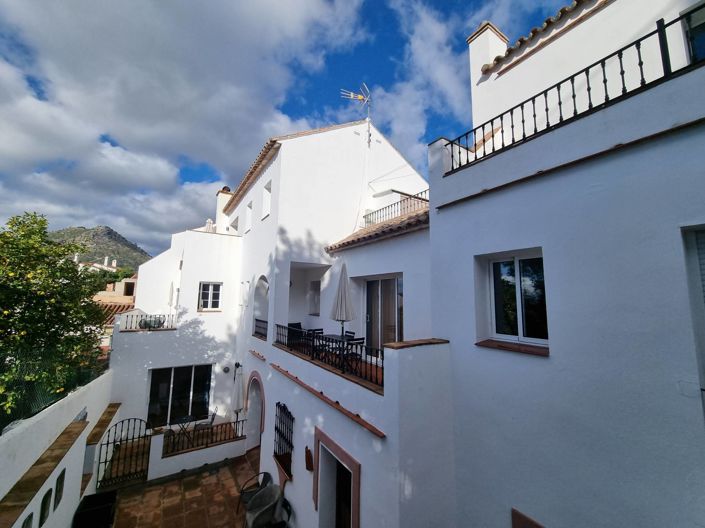 Image No.16-6 Bed Property for sale