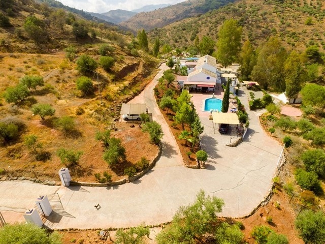 Image No.18-17 Bed Property for sale