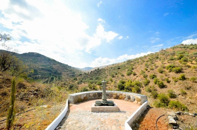 Image No.19-17 Bed Property for sale