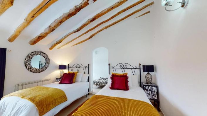 Image No.24-12 Bed Property for sale