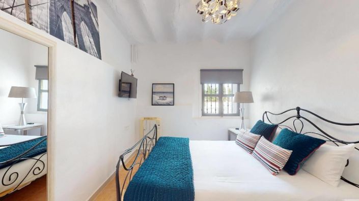 Image No.25-12 Bed Property for sale