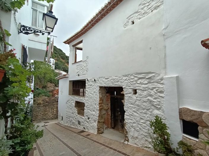 Image No.7-6 Bed Village House for sale