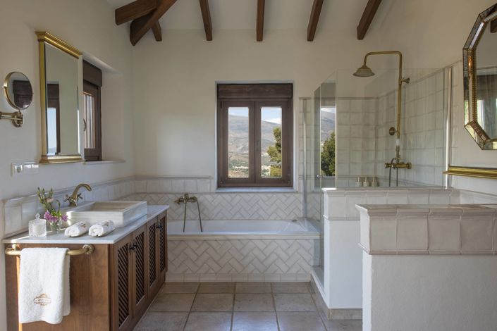 Image No.16-7 Bed Property for sale