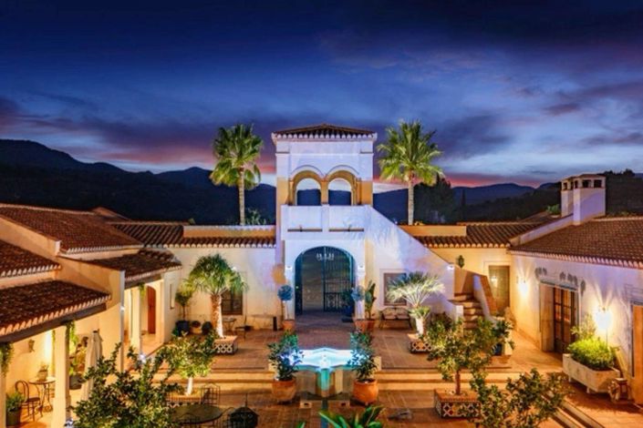 Image No.25-7 Bed Property for sale