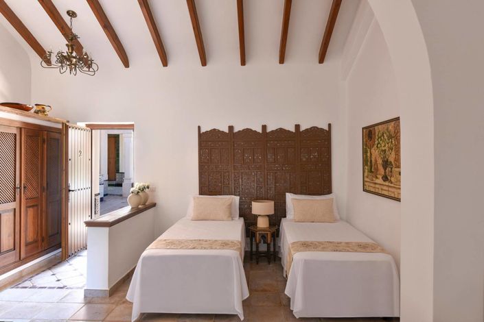 Image No.44-7 Bed Property for sale