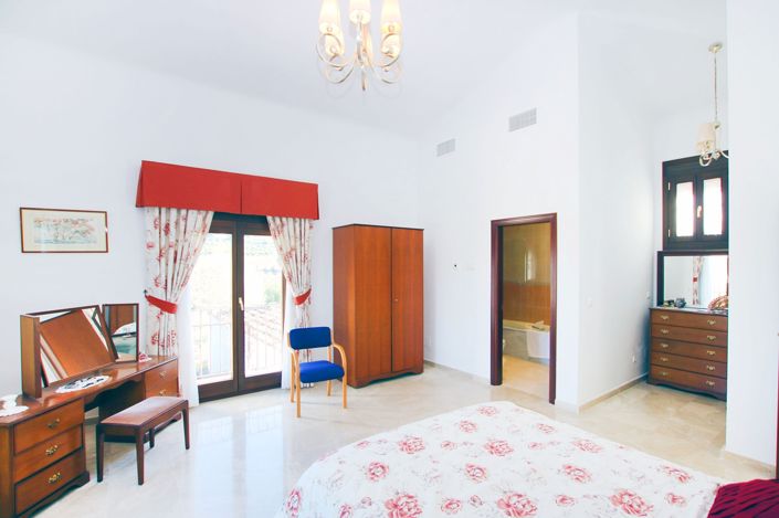 Image No.16-5 Bed Country House for sale