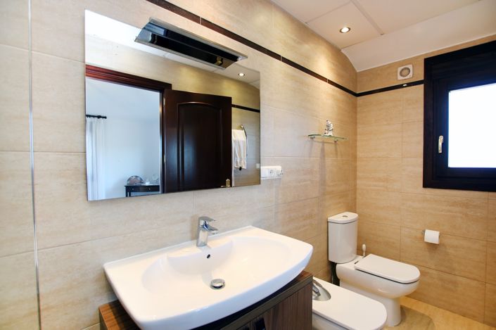 Image No.17-5 Bed Country House for sale