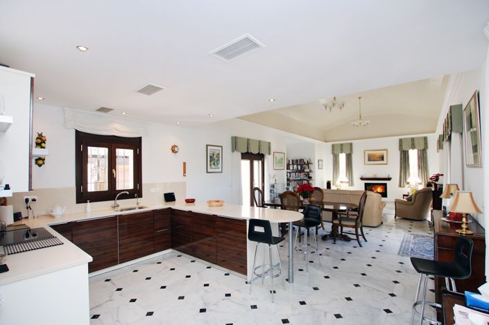 Image No.10-5 Bed Country House for sale