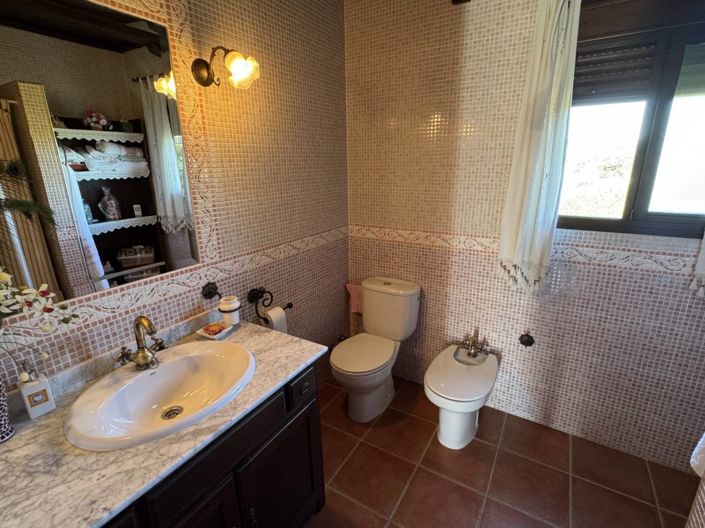 Image No.11-6 Bed Country House for sale