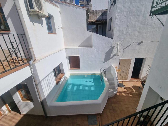 Image No.1-6 Bed Property for sale