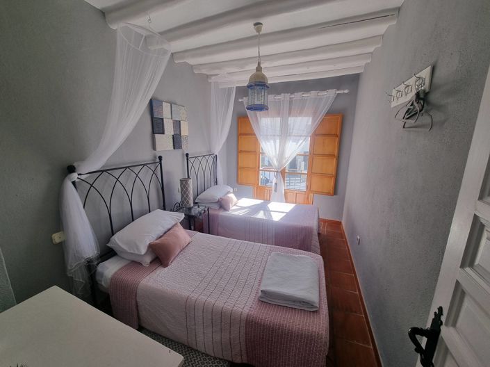 Image No.10-6 Bed Property for sale