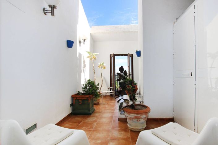 Image No.12-7 Bed Property for sale