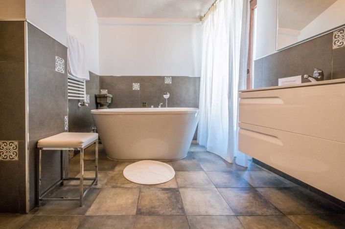 Image No.14-7 Bed Property for sale