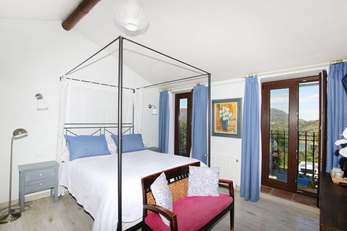 Image No.15-7 Bed Property for sale