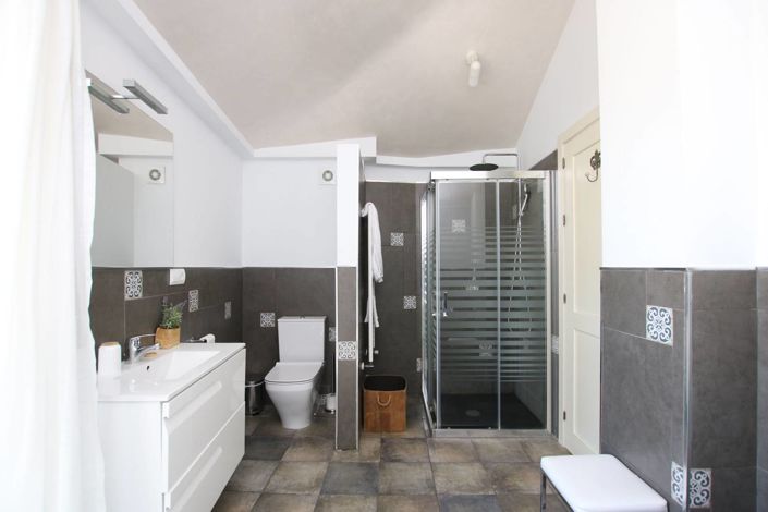 Image No.16-7 Bed Property for sale