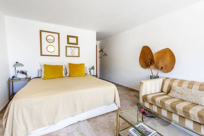 Image No.18-10 Bed Property for sale