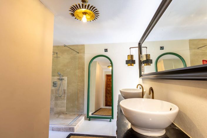 Image No.22-10 Bed Property for sale