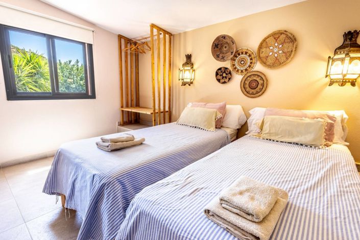 Image No.23-10 Bed Property for sale