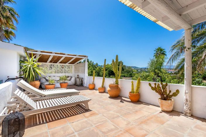 Image No.32-10 Bed Property for sale