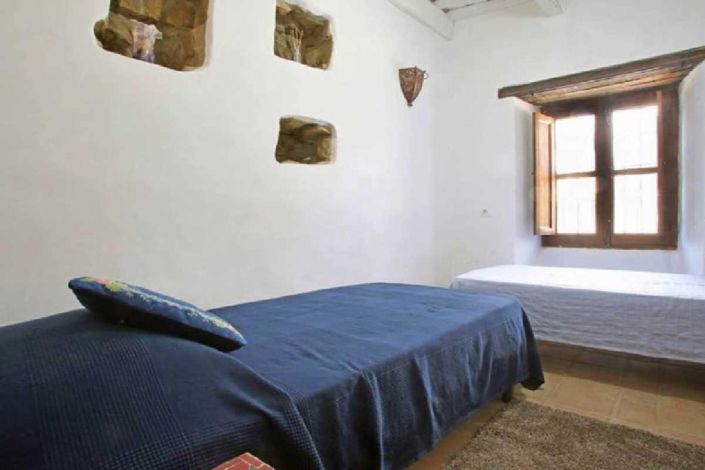 Image No.18-5 Bed Townhouse for sale