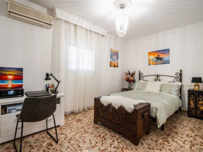 Image No.15-4 Bed Property for sale