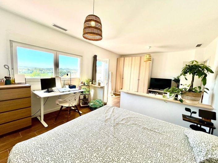 Image No.8-5 Bed Townhouse for sale