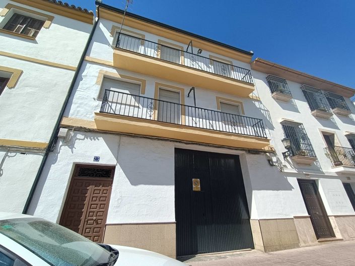 Image No.1-6 Bed Townhouse for sale