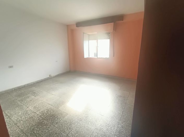 Image No.28-6 Bed Townhouse for sale