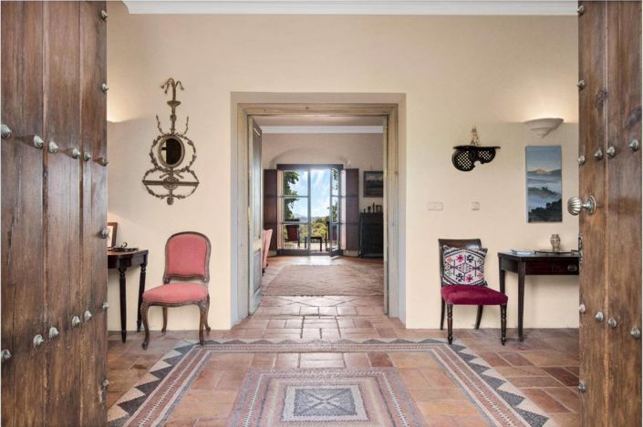 Image No.12-5 Bed Property for sale