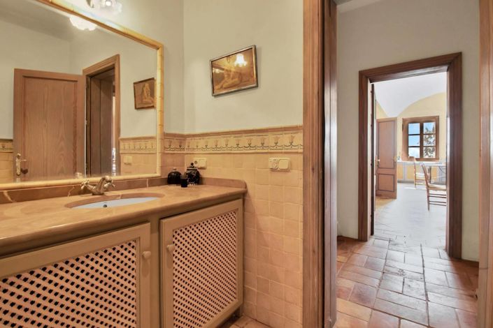 Image No.26-5 Bed Property for sale