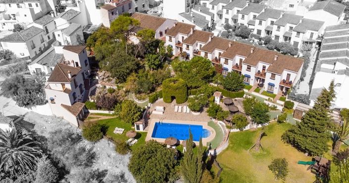 Image No.1-17 Bed Property for sale