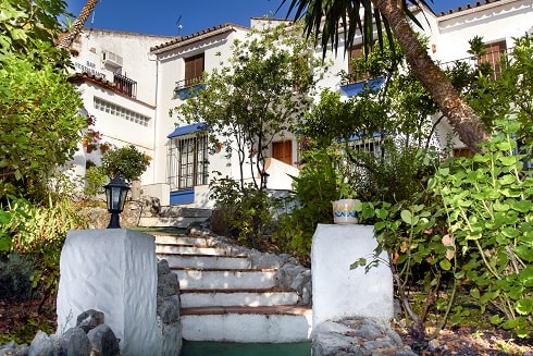 Image No.3-17 Bed Property for sale