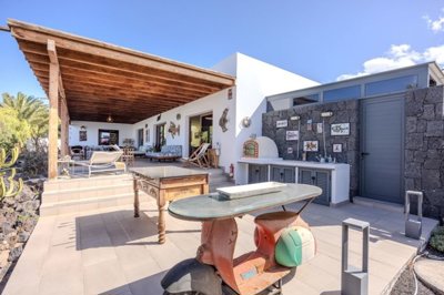 Detached villa in an excellent location in Playa Blanca