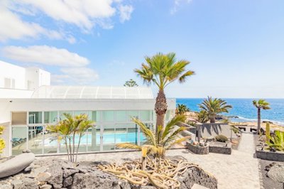 Uninterrupted sea views, separate apartment and enclosed swimming pool