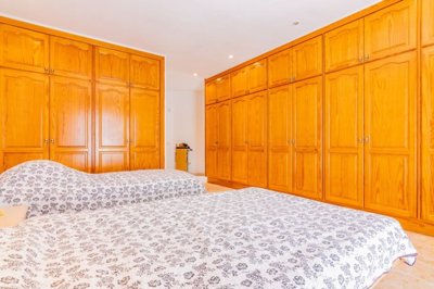 Uninterrupted sea views, separate apartment and enclosed swimming pool