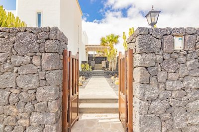 Uninterrupted sea views, separate apartment and enclosed swimming pool