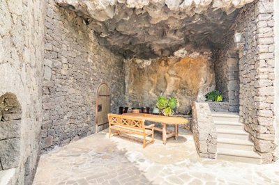 Uninterrupted sea views, separate apartment and enclosed swimming pool