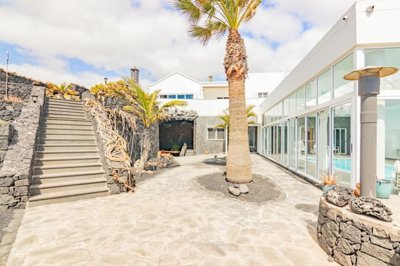 Uninterrupted sea views, separate apartment and enclosed swimming pool