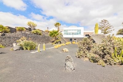 Uninterrupted sea views, separate apartment and enclosed swimming pool