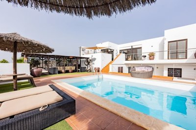 Experience the luxury of a 4 bedroom Villa in Playa Blanca