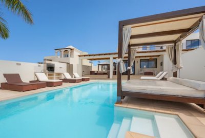 Elegant Playa Blanca villa with private pool, terraces & prime location