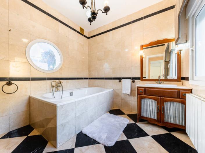 Image No.23-10 Bed Villa / Detached for sale