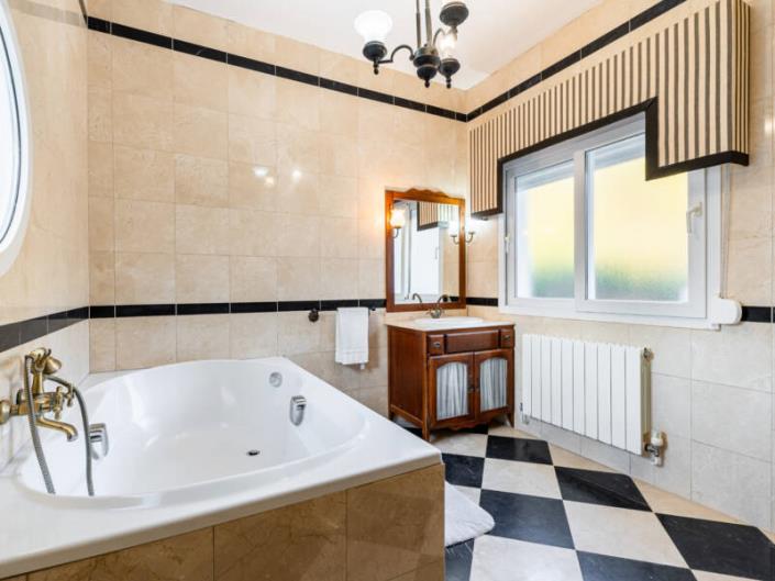 Image No.25-10 Bed Villa / Detached for sale