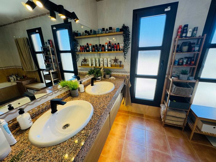 Image No.23-3 Bed Property for sale